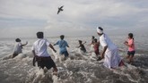 Tak hanya masyarakat yang tinggal di Bali, warga yang merantau sengaja pulang kampung dan melakukan Melasti dalam rangkaian Nyepi di Bali (ANTARA FOTO/Nyoman Budhiana)