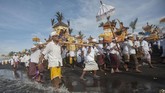 Masing-masing desa adat dapat memilih salah satu dari tiga hari baik yang telah ditetapkan itu atau disesuaikan dengan tempat, waktu dan keadaan desa adat bersangkutan. (ANTARA FOTO/Nyoman Budhiana)