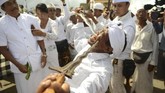 Parisada Hindu Dharma Indonesia (PHDI), majelis tertinggi umat Hindu di Bali, telah menetapkan waktu tiga hari, 14-16 Maret 2018 bagi seluruh desa pekraman untuk melaksanakan ritual Melasti. (AFP PHOTO / SONNY TUMBELAKA)