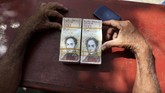 Tahun ini, inflasi diperkirakan bisa mencapai 13 ribu persen. (REUTERS/Jaime Saldarriaga)