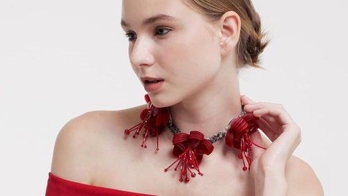 5 Kalung yang Bikin Penampilan Simpel Kamu Lebih Standout 5 Kalung yang Bikin Penampilan Simpel Kamu Lebih Standout
