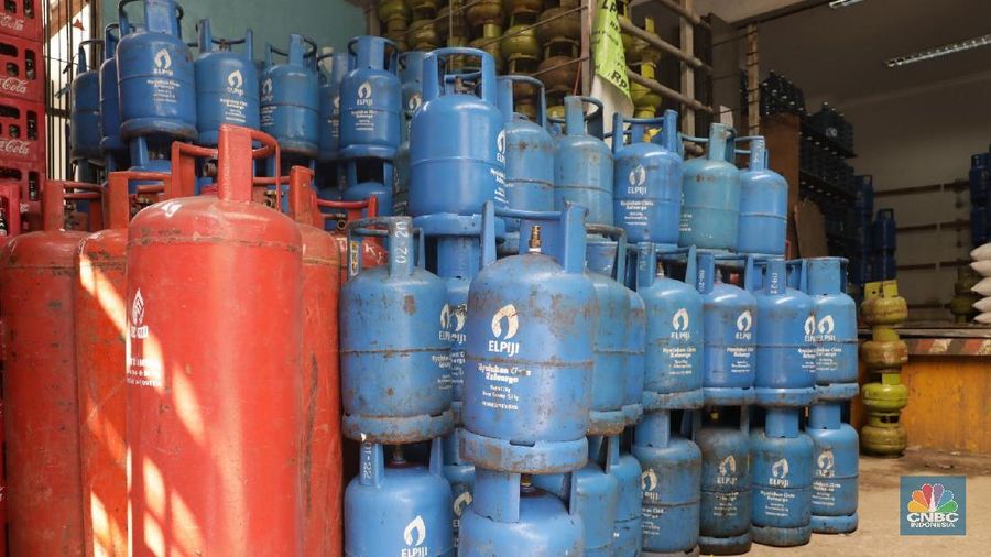 Pekerja mengangkat gas Elpiji di agen gas dan kemasan minuman di kawasan Gondangdia, Jakarta, Rabu, (4/3). Pemerintah berencana melakukan impor LPG dari Aljazair, tepatnya dari perusahaan migas nasional Sonatrach. (CNBC Indonesia/Muhammad Sabki)