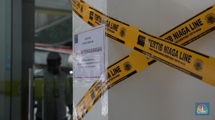 Petugas Tertib Niaga Kementerian Perdagangan melakukan penyegelan perusahaan agen properti di Kelapa Gading, Jakarta Utara.