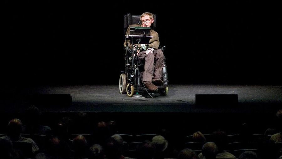 Hawking dikenal sebagai seorang fisikawan dan ahli kosmologi di dunia.