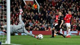 Penyerang Manchester United Jesse Lingard nyaris membobol gawang Sevilla. Tendangannya mampu ditepis kiper Sergio Rico yang bermain gemilang pada laga tersebut. (REUTERS/David Klein)