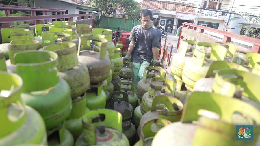 Pekerja mengangkat Elpiji di Distributor Gas Elpiji 3Kg Pondok Aren, Tangerang Selatan, Rabu, (4/3). Pemerintah berencana melakukan impor LPG dari Aljazair, tepatnya dari perusahaan migas nasional Sonatrach