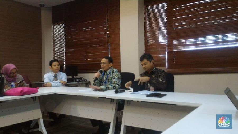 Untuk bisa mengurangi ketergantungan terhadap hot money, maka negara Indonesia harus mengurangi ketergantungan terhadap pembiayaan luar negeri.