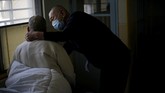 Sehari-hari untuk beraktivitas, pria tua itu dibantu perawat khusus. Dia dihukum seumur hidup karena pembunuhan dan pemerkosaan. (REUTERS/Toru Hanai)