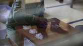 Mereka boleh bekerja dari dalam sel seperti menyusun manik-manik atau melipat kertas. Di sel yang tak ber-AC itu mereka dilarang berbicara selama jam kerja. (REUTERS/Toru Hanai)