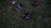 Sepatu-sepatu bekas tersebut adalah donasi dari ribuan warga Amerika di seluruh penjuru negeri, kata penyelenggara. (REUTERS/Eric Thayer)