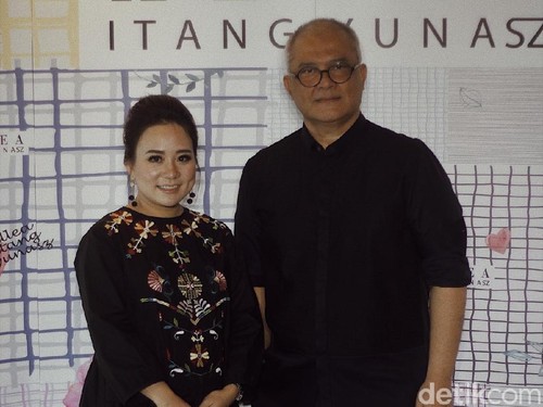 Itang Yunasz Rilis Koleksi Busana yang Merespons Kegaduhan di Negeri Ini Itang Yunasz Rilis Koleksi Busana yang Merespons Kegaduhan di Negeri Ini