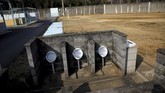 Para tawanan itu hanya bisa mandi dua kali seminggu di musim dingin dan tiga kali seminggu di musim panas. (REUTERS/Toru Hanai)