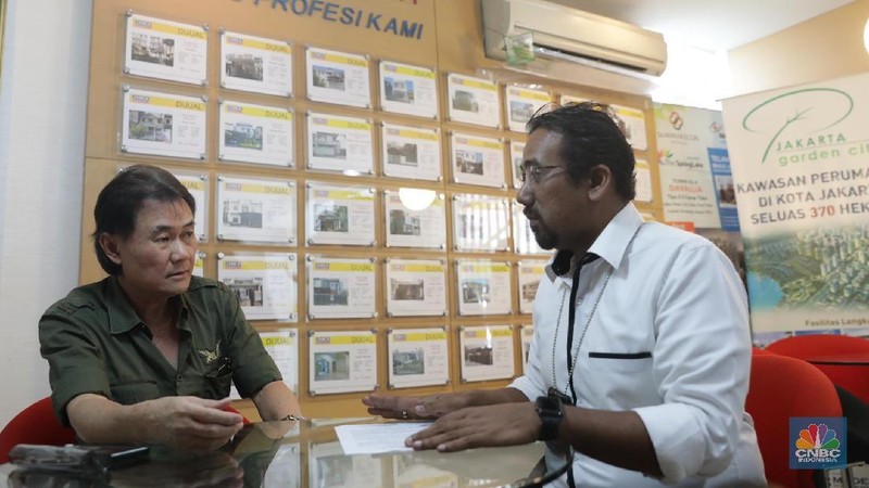 Petugas Tertib Niaga Kementerian Perdagangan melakukan penyegelan perusahaan agen properti di Kelapa Gading, Jakarta Utara.