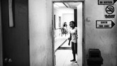 Seorang Buruh Migran perempuan berada di penampungan TKI di KBRI, Kuala Lumpur, Malaysia. Fungsi penampungan ini untuk melindungi WNI/TKI yang menghadapi masalah atau dalam proses penyelesaian masalah. (ANTARA FOTO/Muhammad Adimaja)