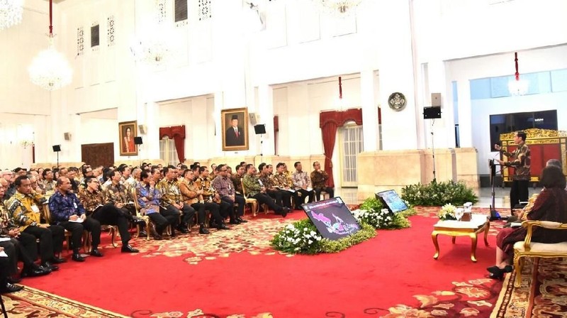 Jokowi menyesalkan juga bank yang kurang ekspansif di tahun 2018 ini dan cenderung main aman.