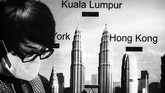 Seorang perempuan melintas di depan spanduk di Bandara Sultan Abdul Aziz Shah, Kuala Lumpur, Malaysia. Desakan ekonomi keluarga kerap menjadi alasan WNI pergi keluar negeri mencari kehidupan baru dengan harapan mengubah nasib. (ANTARA FOTO/Muhammad Adimaja)