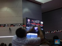 Rupiah Rp13.898/Dolar AS dan Laba UNVR Turun, IHSG Koreksi