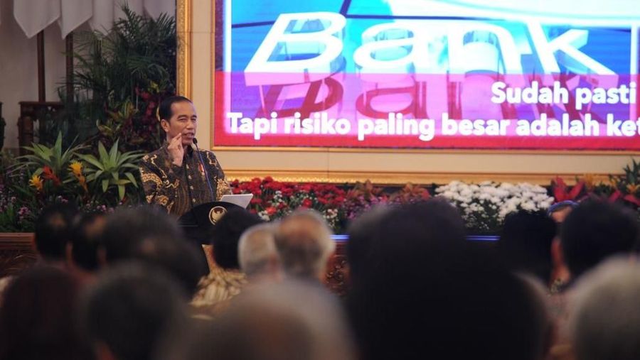 Jokowi menyesalkan juga bank yang kurang ekspansif di tahun 2018 ini dan cenderung main aman.