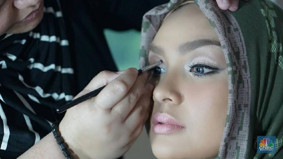 Produsen kosmetik baik lokal maupun internasional berlomba lomba menciptakan produk yang menjanjikan tampilan memukau.