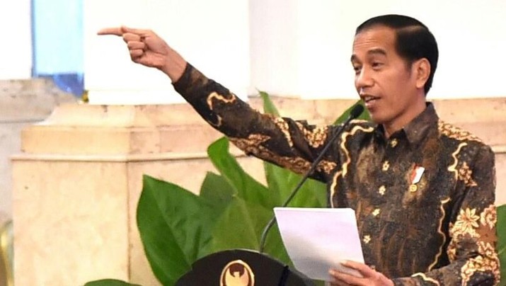Presiden Joko Widodo (kiri) didampingi Menko Perekonomian Darmin Nasution (kedua kanan), Menkeu Sri Mulyani (kanan) dan Ketua Dewan Komisioner Otoritas Jasa Keuangan Wimboh Santoso (kedua kiri) menyampaikan paparan dihadapan pimpinan bank umum di Indonesia, di Istana Negara, Jakarta, Kamis (15/3). Presiden mendorong bank-bank BUMN dan swasta di Indonesia untuk dapat bersaing dengan bank asing serta melakukan inovasi dan berani mengambil resiko. (Foto : Setpres RI)