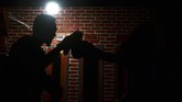 Jundullah Muhammad Fauzan melatih muridnya di sasana miliknya di Kabupaten Bandung, Jawa Barat, Rabu (14/2). RCBC disebutkan tak hanya menjadi tempat berolahraga secara fisik, tapi juga pikiran dan jiwa yang diasah agar peka terhadap pelbagai isu sosial yang ditekuni Rumah Cemara, seperti HIV-AIDS dan NAPZA. (ANTARA FOTO/Agvi Firdaus/18.)