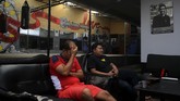 Di sela-sela istirahat, ada sesi sharing di mana setiap orang bisa mengenal satu sama lain dan bercerita mengenai kehidupannya masing-masing. Penghuni Rumah Cemara Boxing Camp (RCBC) berbincang di salah satu ruang di Rumah Cemara, Bandung, Jawa Barat, Rabu (14/2). (ANTARA FOTO/Agvi Firdaus/18.)