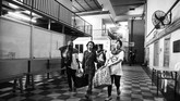 Sejumlah buruh migran perempuan keluar dari tempat penampungan TKI untuk pulang ke Indonesia di KBRI, Kuala Lumpur. Latar pendidikan yang rendah, serta kendala bahasa kerap menjadi salah satu alasan buruh migran Indonesia mendapatkan perlakuan minor di negeri jiran. (ANTARA FOTO/Muhammad Adimaja)