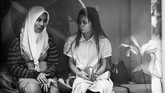 Dua buruh migran Indonesia berbincang saat berada di penampungan Tenaga Kerja Indonesia di KBRI, Kuala Lumpur, Malaysia, 30 Juni 2016. Para TKI, umumnya perempuan, kerap pada akhirnya jadi korban perdagangan orang secara tak sadar ketika hendak mengadu nasib di negeri jiran. (ANTARA FOTO/Muhammad Adimaja)