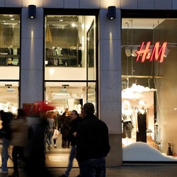 Susul ZARA, H&M Resmi Hentikan Bisnis di Rusia