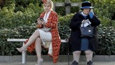 Para pecinta balap kuda ketika menghadiri Festival Cheltenham. (REUTERS/Darren Staples)