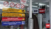 Ada yang berbeda dari suasana 212 Mart. Selain hanya menjual barang-barang sesuai syariat Islam dan berlabelkan halal, salam dalam bahasa Arab, assalamualaikum, juga kerap berkumandang saat konsumen masuk dan keluar toko. (CNN Indonesia/Hesti Rika).