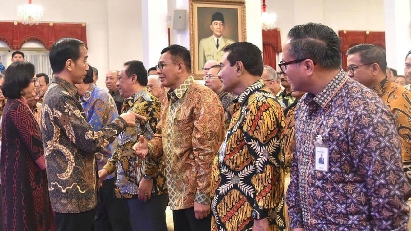 Jokowi menyesalkan juga bank yang kurang ekspansif di tahun 2018 ini dan cenderung main aman.