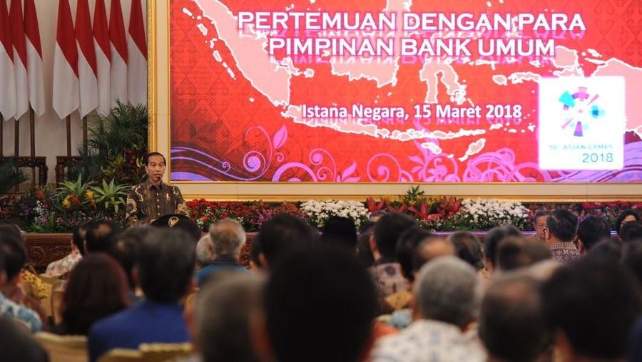 Jokowi menyesalkan juga bank yang kurang ekspansif di tahun 2018 ini dan cenderung main aman.