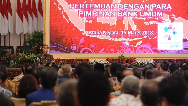 Jokowi menyesalkan juga bank yang kurang ekspansif di tahun 2018 ini dan cenderung main aman.