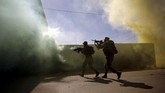 Marinis AS dan tentara Israel berlatih pertarungan dalam kota saat digelarnya latihan gabungan AS-Israel Juniper Cobra di Zeelim, Israel selatan. (REUTERS/Amir Cohen)