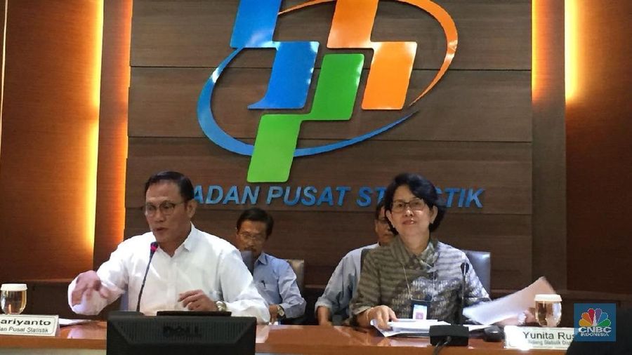 Defisit Februari lebih disebabkan karena ada surplus dari non migas, tapi terkoreksi impor non migas kita yang lumayan tinggi.
