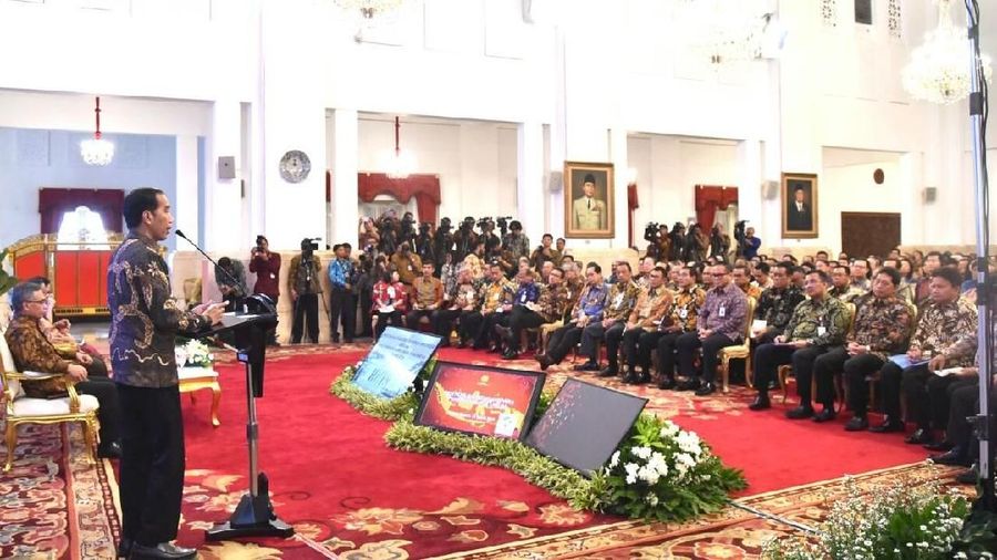 Jokowi menyesalkan juga bank yang kurang ekspansif di tahun 2018 ini dan cenderung main aman.