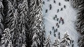 Para atlet yang berkompetisi di babak pertama kompetisi Pierra Menta edisi ke-33 di Areches-Beaufort. (AFP PHOTO / JEFF PACHOUD)