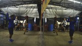 Sejumlah anggoa Rumah Cemara Boxing Camp (RCBC) melakukan pemanasan di Bandung, Jawa Barat, Senin (15/1). (ANTARA FOTO/Agvi Firdaus/18.)