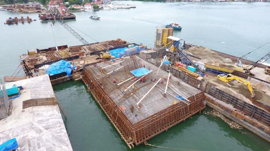 Jembatan tersebut disamping memperlancar arus lalu lintas juga memasukan elemen budaya lokal.