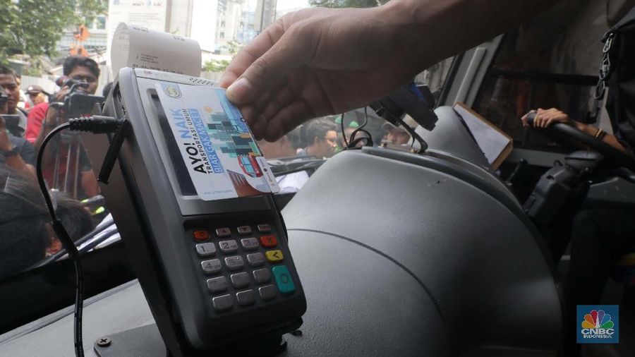 PT Kereta Commuter Indonesia bersama Perum Pengangkutan Penumpang Djakarta (PPD) implementasi integrasi antar moda melalui layanan alat bayar Commuter yakni tiket Kartu Multi Trip (KMT) yang di gunakan untuk bus kota, Jakarta (16/3/2018). Integrasi sistem pembayaran elektronik transportasi antarmoda menjadikan layanan ke publik lebih efisien. (²©²ÊÍøÕ¾/Muhammad Sabki)