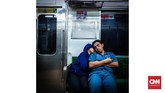 Dua penumpang terlelap tidur di commuterline Jakarta. Beban hidup, ragam aktivitas hingga perkembangan teknologi membuat masyarakat modern kian lama terjaga. (CNNIndonesia/Safir Makki)