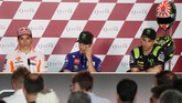 Juara bertahan MotoGP Marc Marquez, Maverick Vinales, dan Johann Zarco mengikuti jalannya konferensi pers MotoGP Qatar. (AFP PHOTO / KARIM JAAFAR)