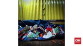 Buruh memanfaatkan emperan toko sebagai lahan tidur di kawasan Duren Sawit, Jakarta. Kurang tidur meningkatkan nafsu makan dan sensitivitas terhadap rangsangan makan. Jangka panjang itu akan meningkatkan risiko obesitas, diabetes serta melemahnya sistem kekebalan tubuh. (CNNIndonesia/Safir Makki)