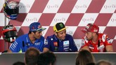 Trio pebalap MotoGP asal Italia, Andrea Iannone, Valentino Rossi, dan Andrea Dovizioso berbicara saat konferensi pers MotoGP Qatar. (AFP PHOTO / KARIM JAAFAR)