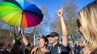 Tercabiknya Iklan LGBT di Halte Bus Negeri Kincir Angin