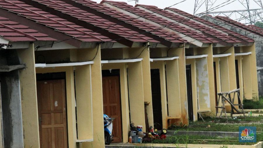 Kondisi perumahan murah yang berada di citayem, Depok, Jawa Barat, Kamis (15/03/2018). Banyaknya tumbuh rumah murah di kawasan pinggiran Jakarta yang menjadi alternatif lokasi pembangunan rumah murah tapi sayang kondisinya tidak terawat dan bahkan menjadi bangunan tak bertuan karna banyaknya pengembang yang tidak dilanjutkan karna masih kurangnya minat pembeli dan akses jalan yang masih susah. (վ/Muhammad Sabki)