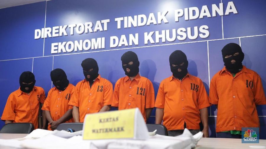 Direktorat II Tindak Pidana Ekonomi Khusus (Tipideksus) Bareskrim Polri menangkap enam orang sindikat pembuatan uang palsu di Wilayah Jakarta dan Bogor di Kantor Bareskrim, Jakarta, Jumat (16/3). Sejumlah barang bukti uang palsu pecahan Rp 100,000 ribu dan alat cetak sablon uang palsu dan sebuah komputer yang di gunakan untuk mendesain uang palsu. Motif pembuatan uang palsu ini mencari keuntungan ekonomi.