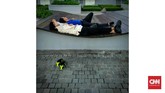 Pekerja tidur di taman perkantoran kawasan Jendral Sudirman, Jakarta. Di Indonesia, banyak kecelakaan lalu lintas yang merenggut korban jiwa dipacu oleh pengemudi yang mengantuk. Meskipun belum ada penelitian, kondisi masyarakat yang mudah marah dan emosi juga bisa disebabkan kurang tidur. (CNNIndonesia/Safir Makki.)