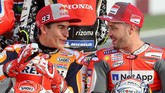 Pebalap Repsol Honda Marc Marquez (kiri) dan pebalap Ducati Andrea Dovizioso berbicara jelang foto bersama di Sirkuit Losail. Kedua pebalap merupakan rival dalam perburuan gelar juara dunia MotoGP 2017. (AFP PHOTO / KARIM JAAFAR)